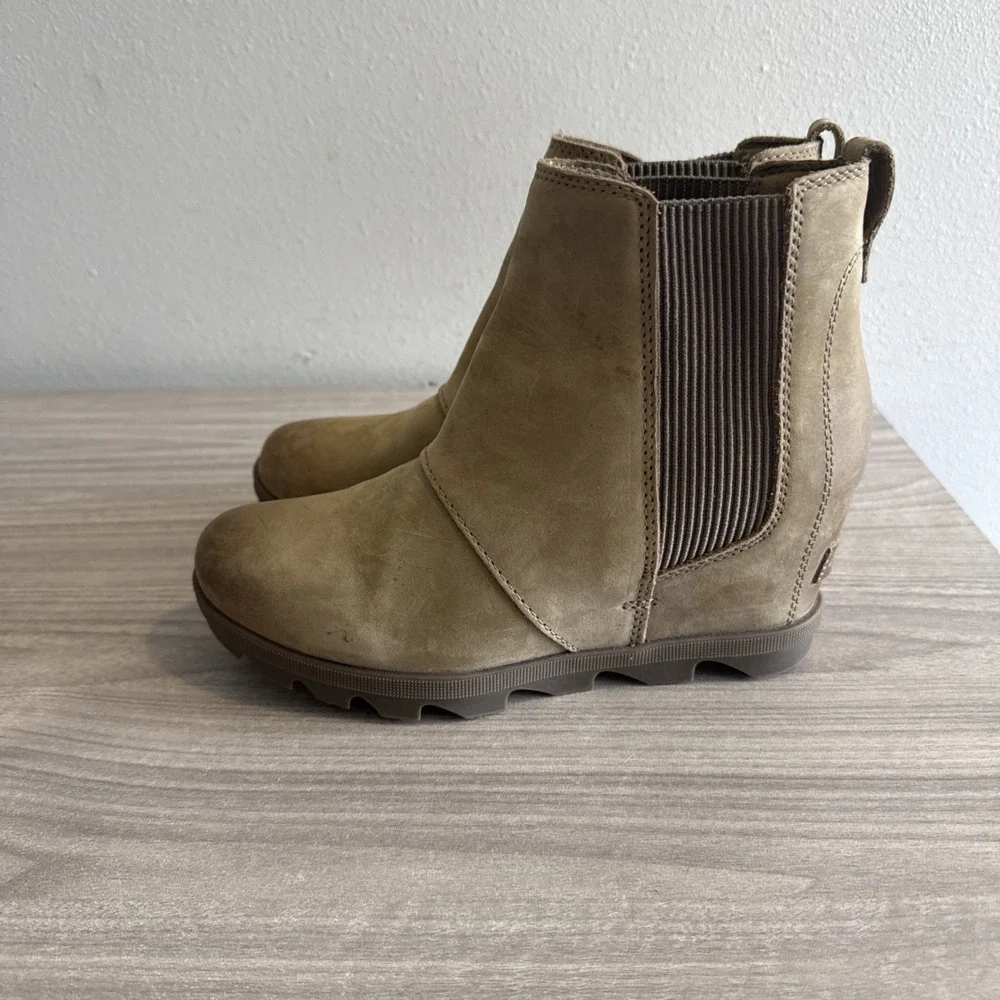 Women's Sorel Joan of Arctic Wedge Chelsea Boots Slip On Tan Shoes Sz 8